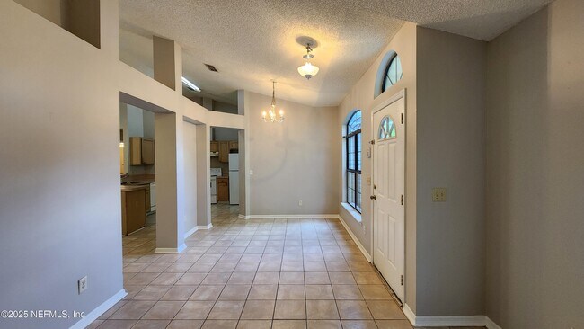 Foto del edificio - 8800 Mountain Lake Dr S