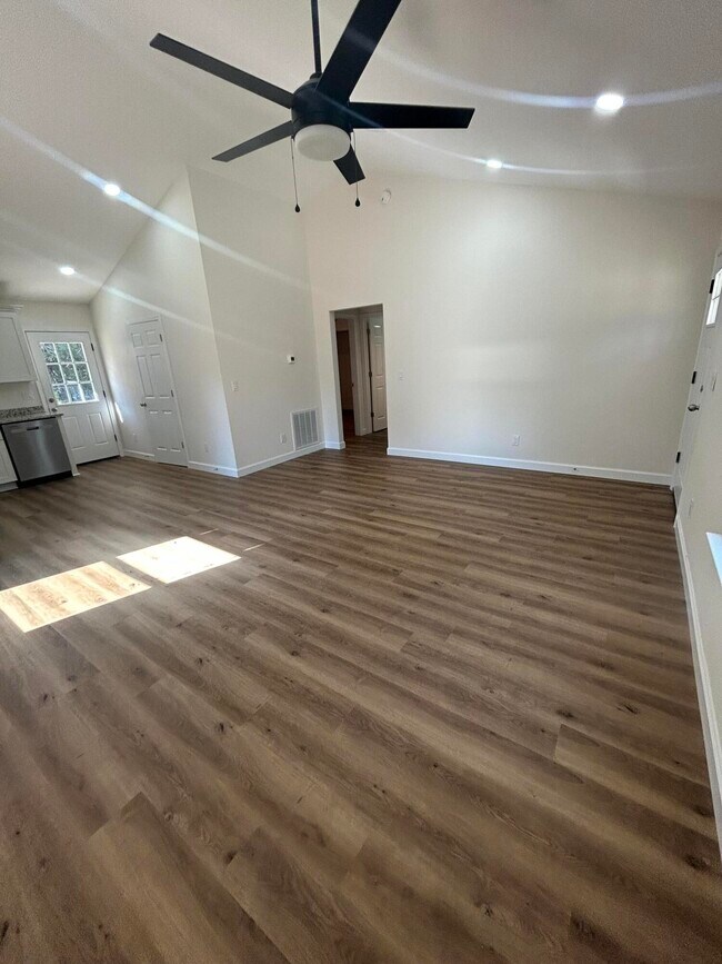 Building Photo - 552 Kings Lake Blvd