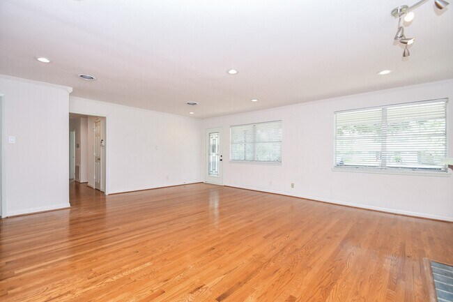 Foto del edificio - 6602 Housman