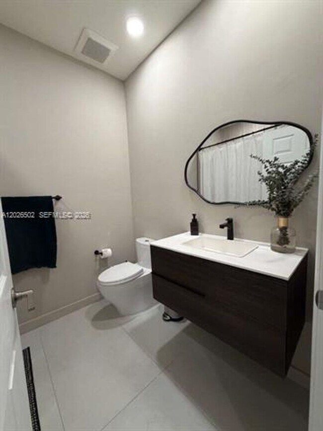 Foto del edificio - 3332 W 108th St