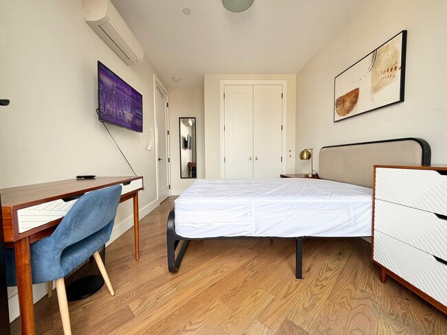 Building Photo - Furnished room/NOT APARTMENT