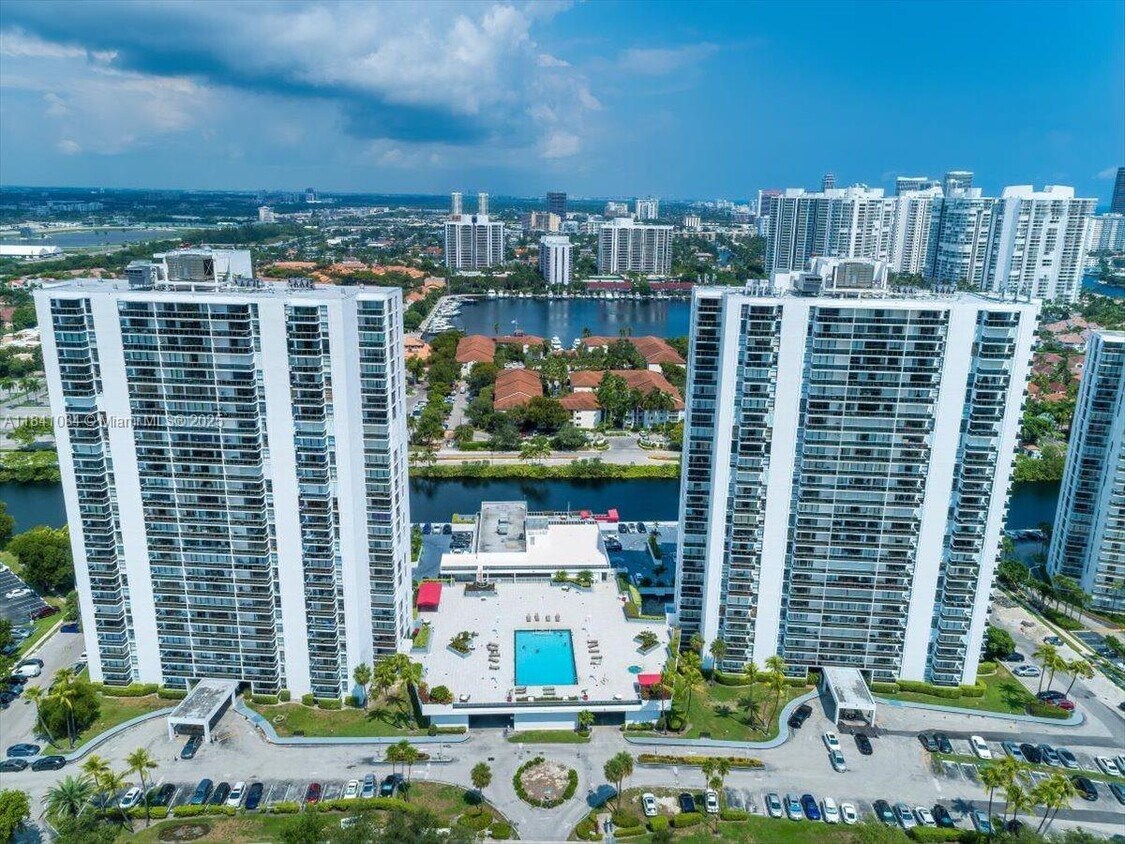 Foto principal - 3675 N Country Club Dr