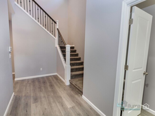 Foto del edificio - Spacious 4 Bedroom Home with Solar Power N...