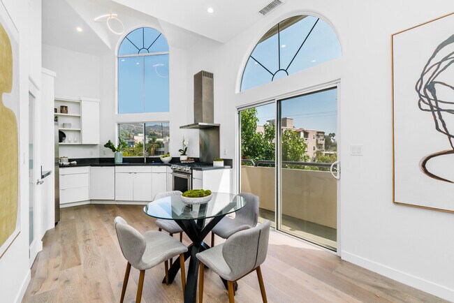 Foto del edificio - 1351 N Curson Ave