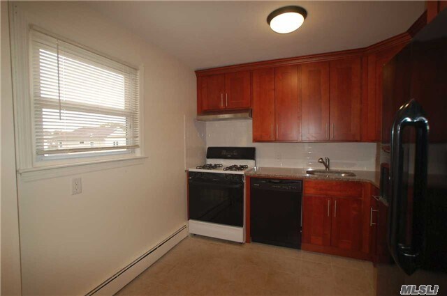 Building Photo - 927 Lakeville Rd