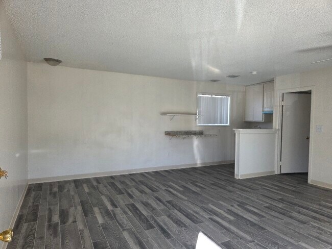 Building Photo - 995 N Mollison Ave