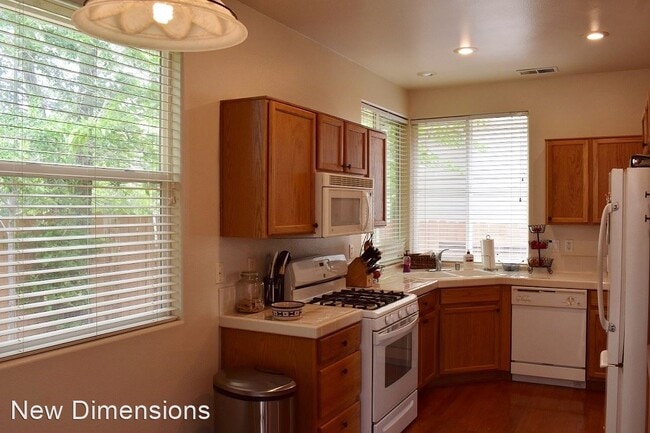 Building Photo - 2 br, 2.5 bath House - 3540 Heron's Circle