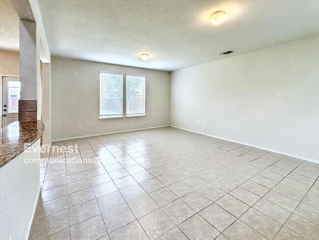 Building Photo - Charming and Spacious 3-Bedroom Home with ...