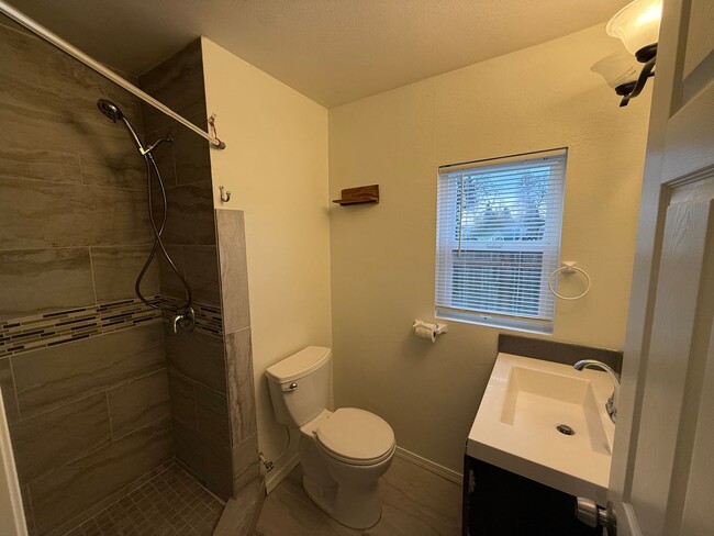 Building Photo - Single Level House- Rent Ready