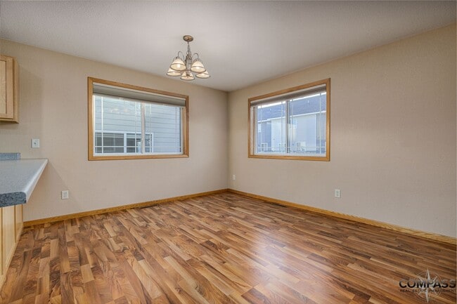Foto del edificio - SPACIOUS UPDATED TOWNHOME WITH IN-UNIT LAUNDRY