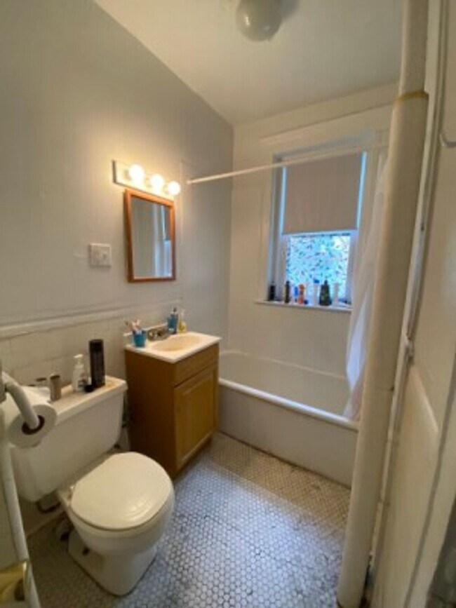Foto del edificio - Allston 2 Bed Apt. - 9/1   NO FEE. H/HW Included.