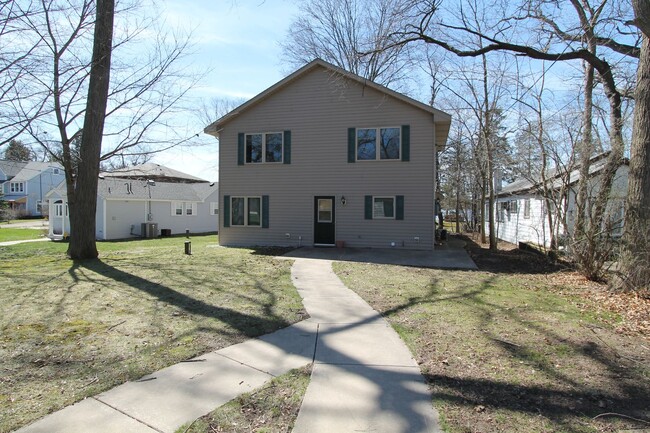 Building Photo - 3 Bedroom Lakefront Home