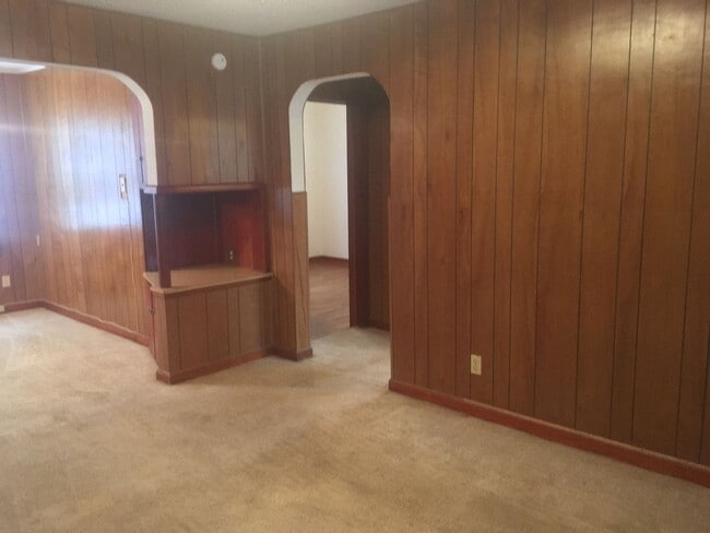 Building Photo - Cute 2 bedroom home for only $895 in conve...