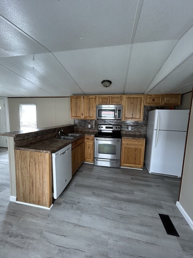 Building Photo - 405 Debby St