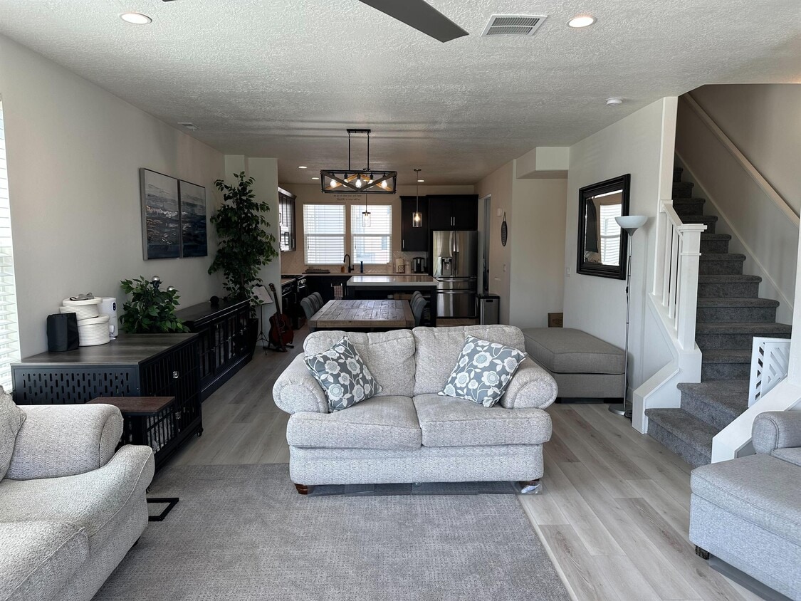 Photo - 4672 Vermillion Dr (South Jordan, UT)