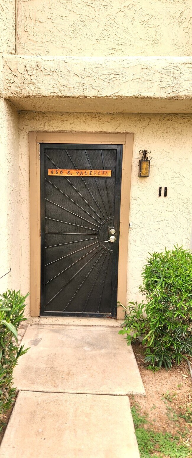 Building Photo - STUNNING TWO-STORY 2 BEDROOMS TOWNHOUSE FO...