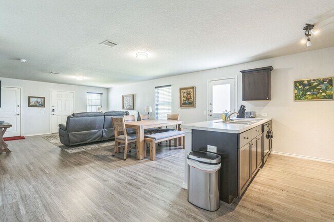 Building Photo - 7103 Cozy Run