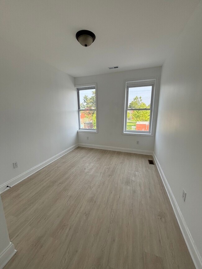 Foto del edificio - 5 bedroom townhome