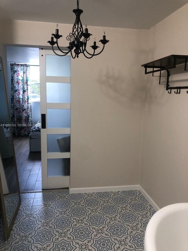 Building Photo - 1913 S Ocean Dr