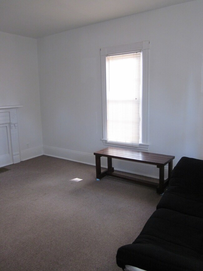 Livingromm - 1171 Philadelphia St