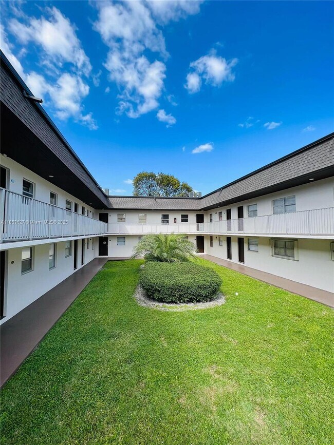 Foto del edificio - 8601 SW 94th St