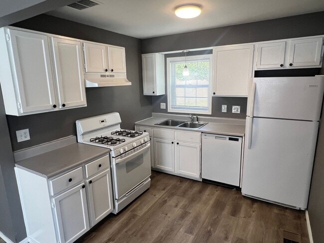 Building Photo - 3 Bedroom home with Fenced Yard - Availabl...