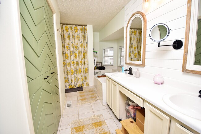 Building Photo - 1204 Edenbridge Way