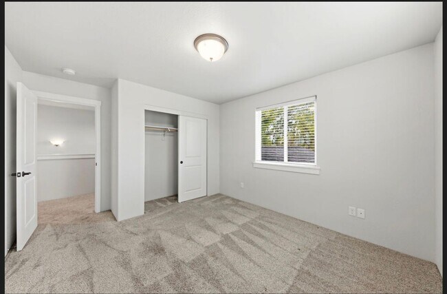 Building Photo - Newer Central Point 3 Bedroom / 2.5 Bath with views of the Table Rock