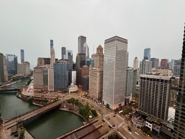 Foto del edificio - 300 N State St