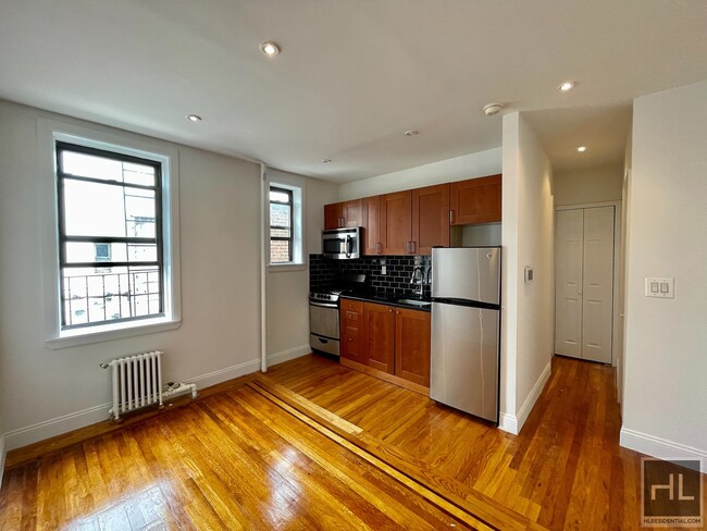 Foto del edificio - Pet-friendly one bedroom located in Astoria