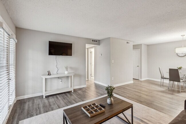 Foto del edificio - 1800 Lantern Ridge Dr