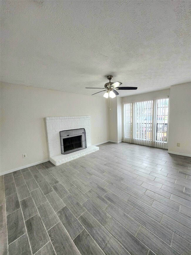 Building Photo - 10047 Emerald Creek Dr