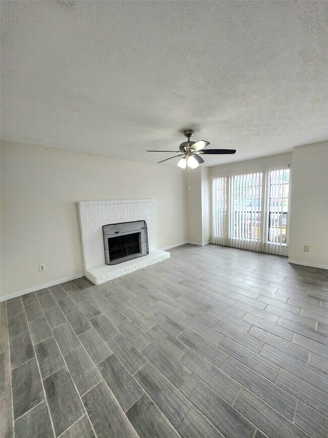 Foto del edificio - 10047 Emerald Creek Dr