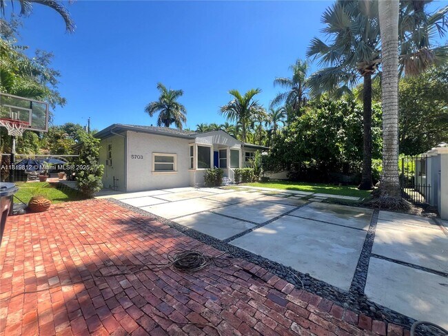 Foto del edificio - 5703 SW 83rd St