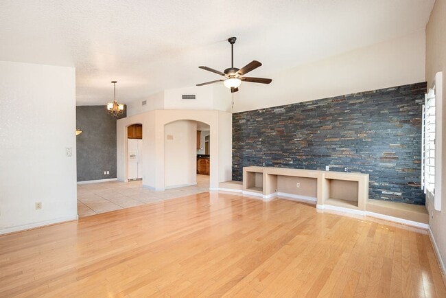 Building Photo - Charming 3-Bedroom Home with Stunning Outd...