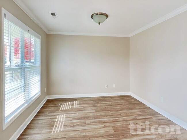 Foto del edificio - 1655 Crestlawn Tl