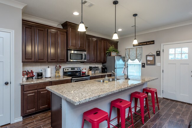 Building Photo - 1105 Oney Hervey Dr