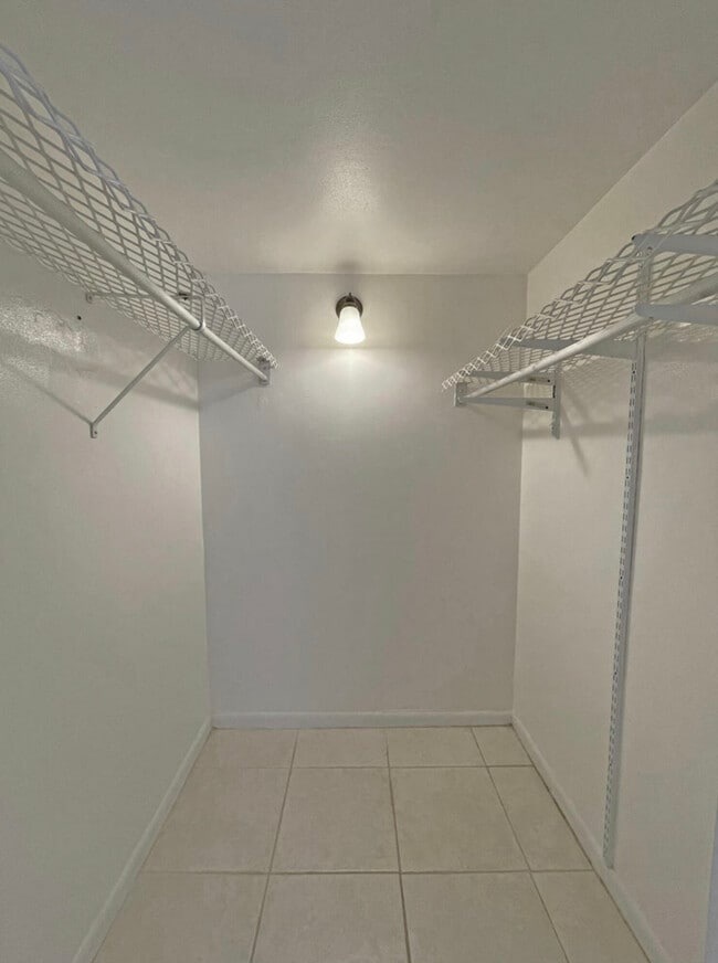 Building Photo - 253 S Cypress Rd