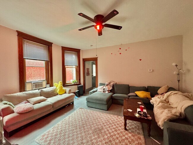 Building Photo - Spacious 5 bed/2 bath on Victor Mins. from...