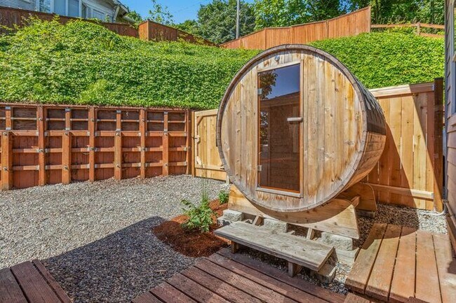 Building Photo - Sweet West Seattle Charmer with Air Condit...
