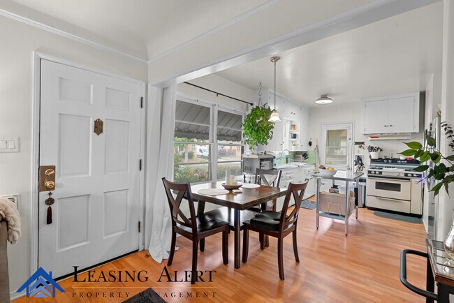 Building Photo - 1209 W Glendon Way