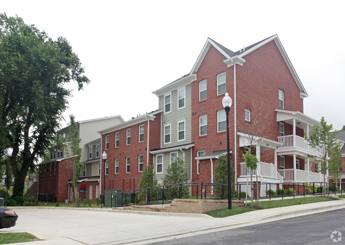 Building Photo - College Creek