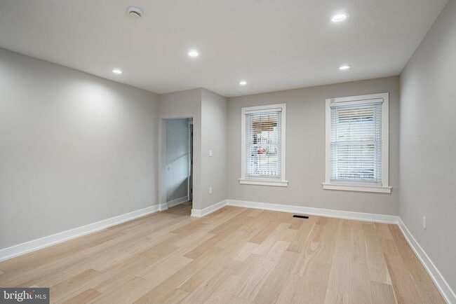 Foto del edificio - 303 W Washington St