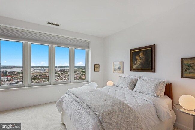 Foto del edificio - 100 Harborview Dr