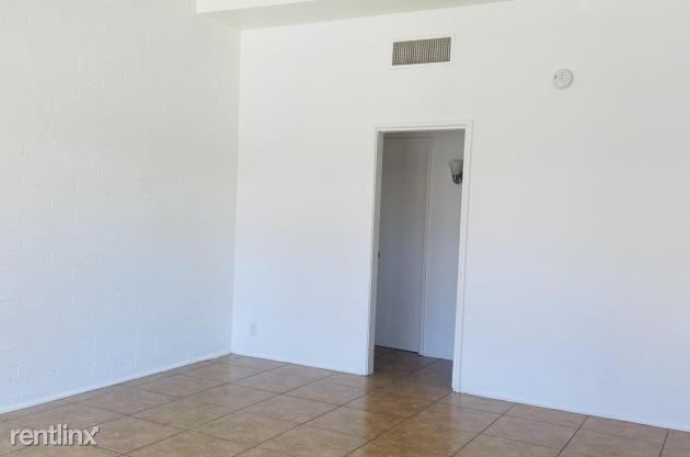 Building Photo - 1 br, 1 bath Townhome - 1469 N Swan Rd