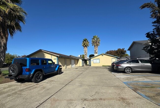 Great Location! 3BD and 2BA. - Great Location! 3BD and 2BA. House