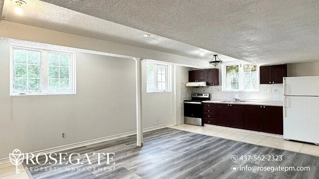 Photo du bâtiment - Spacious 1-Bedroom + Den Apartment in Mark...