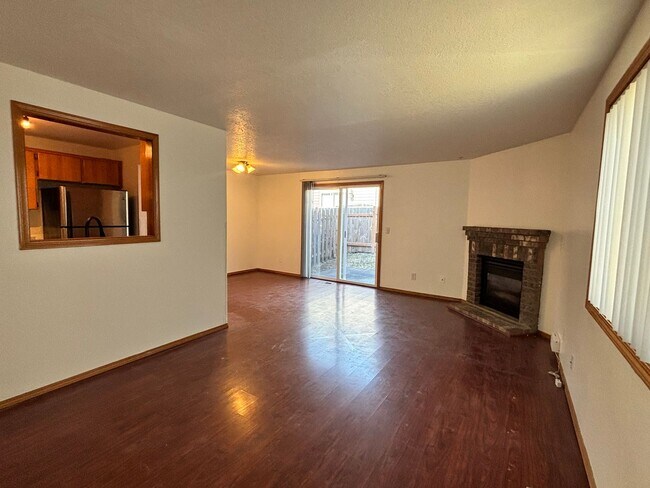 Building Photo - 3 Bedroom 2.5 Bath Duplex in Beaverton!