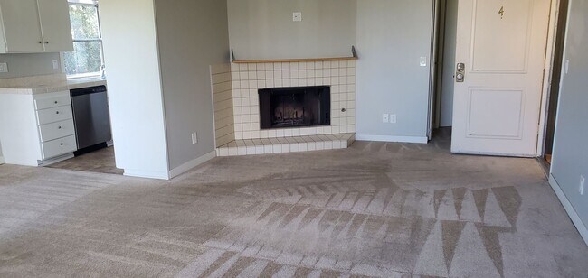 Building Photo - 2BR / 2BA Top-Floor Condo