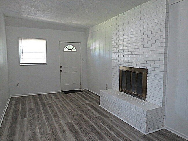 Foto del edificio - 1714 Hall Dr